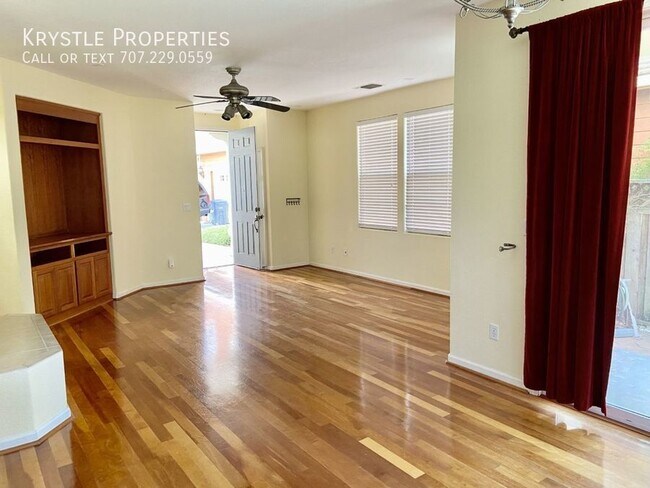 Building Photo - Beautiful bi-level Hiddenbrooke gem! Golf ...