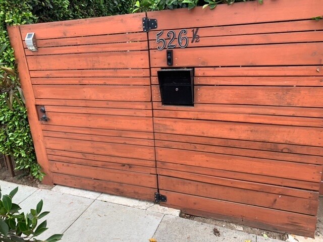 Puerta de acceso frontal privada con cerradura (Ring Pro incluido) - 526 Brooks Ave