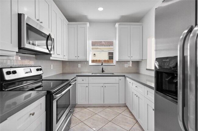 Building Photo - 2870 SW 21st St