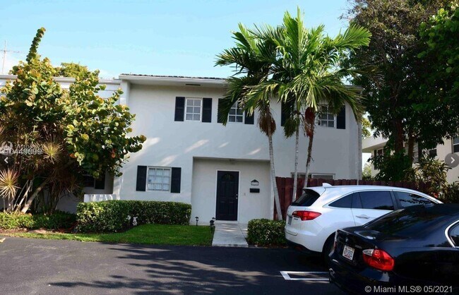 Building Photo - 2711 S Palm Aire Dr