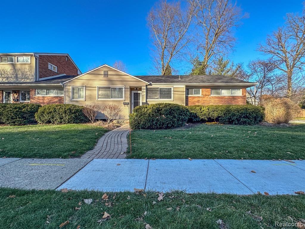 Foto principal - 587 14 Mile Rd