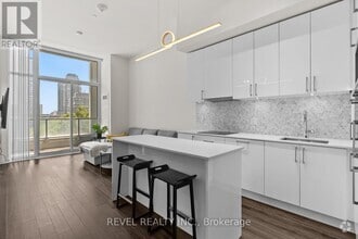 Building Photo - 27-W227 Bathurst St