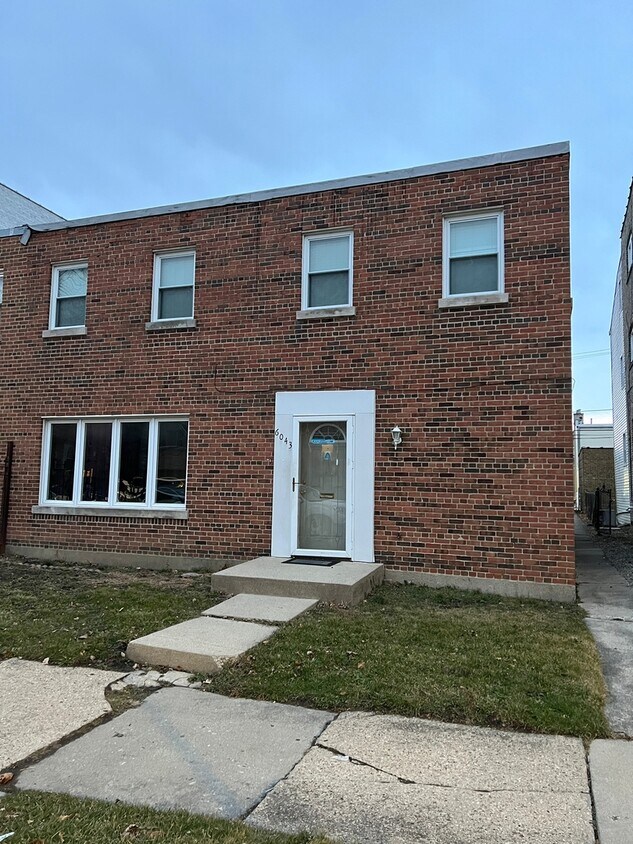 Primary Photo - 6043 N Mozart St