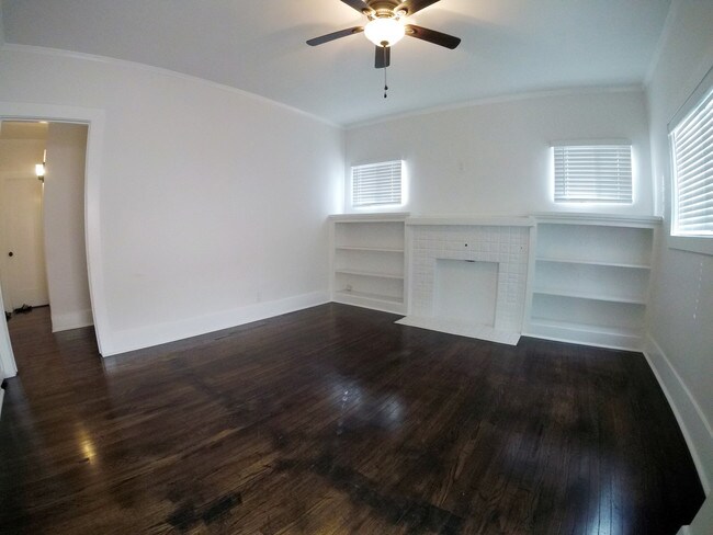 puerta doble - 1128 N Mariposa Ave