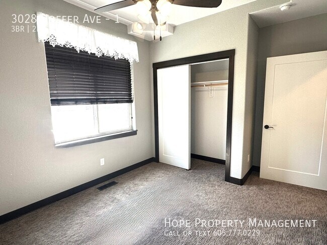 Foto del edificio - 3028 Hoefer Ave