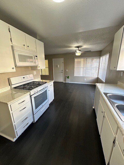 Kitchen with range - 7385 Lariat Pl