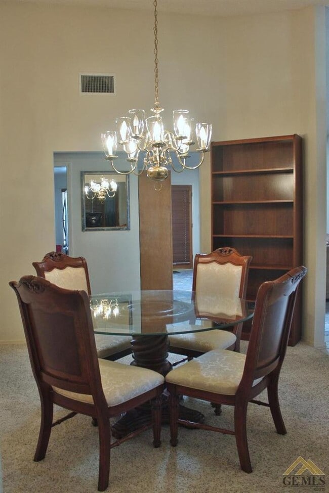 Building Photo - Spacious 4 Bedroom / 2 Bathroom House in T...