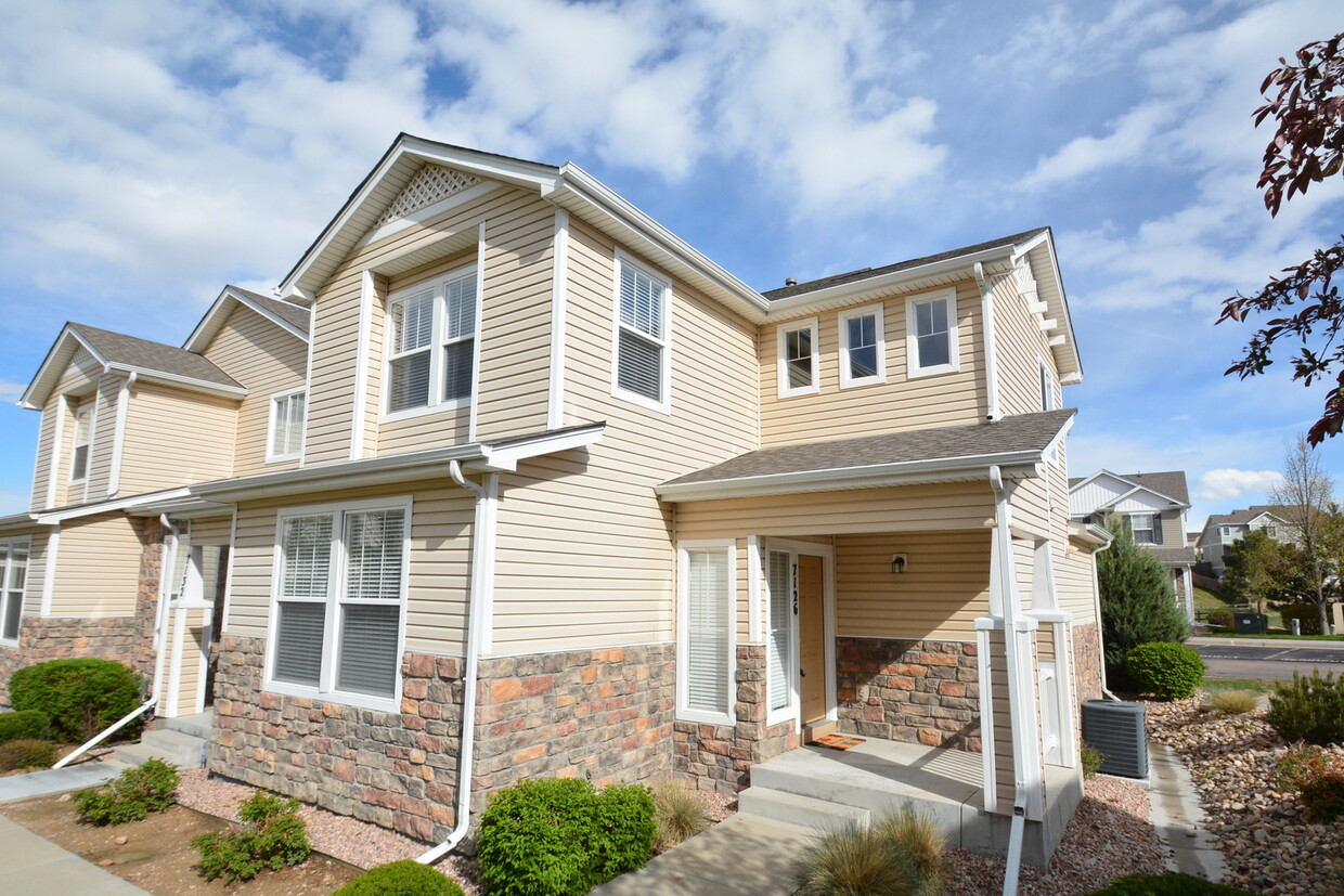 Foto principal - Beautiful townhome near Ft. Carson availab...