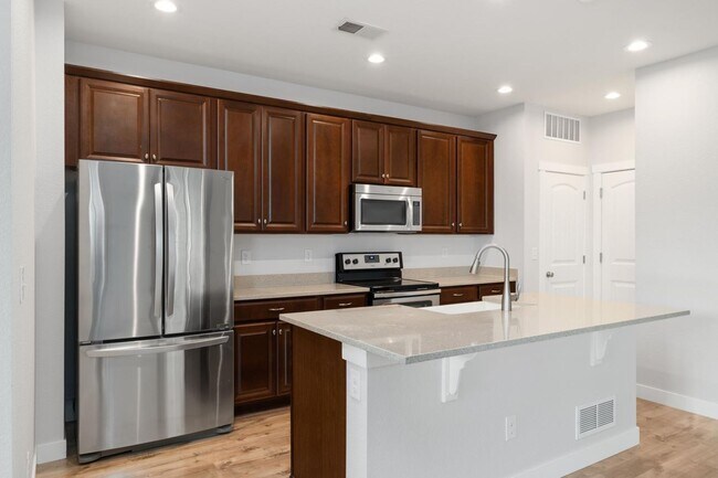 Foto del edificio - Outstanding Townhome W/ Large 3 Bed- 2.5 Bath and 2-Car Garage!