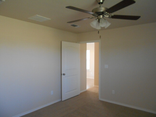 Building Photo - "Charming 3-Bed Oasis with 2 Full Baths - ...