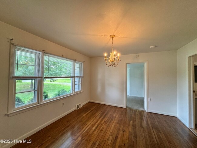 Building Photo - 218 Edgewood Dr
