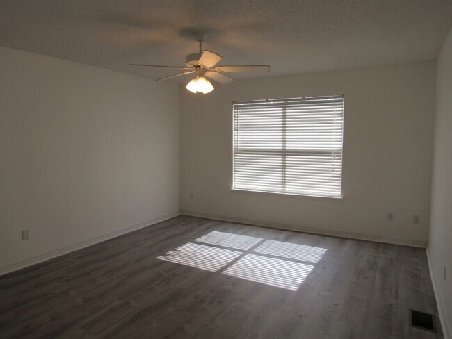 Foto del edificio - Convenient Northeast location!