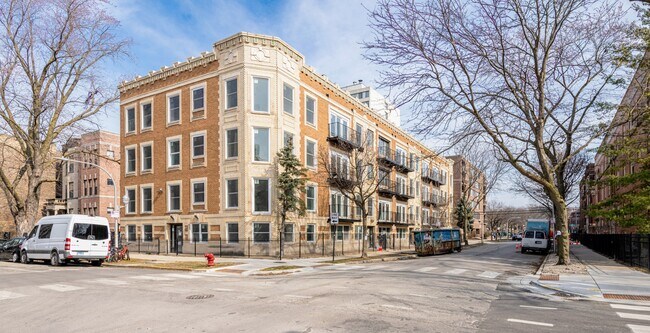 Building Photo - 1022 W Ainslie St