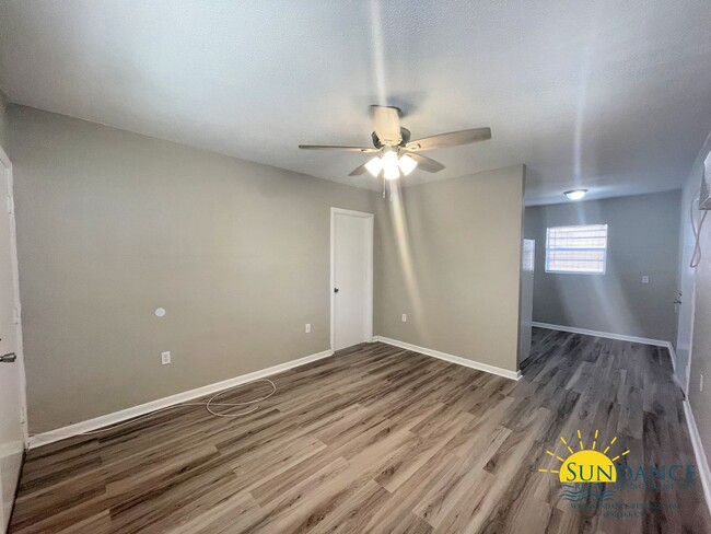 Building Photo - Efficient 1 Bedroom Unit in Fort Walton Beach