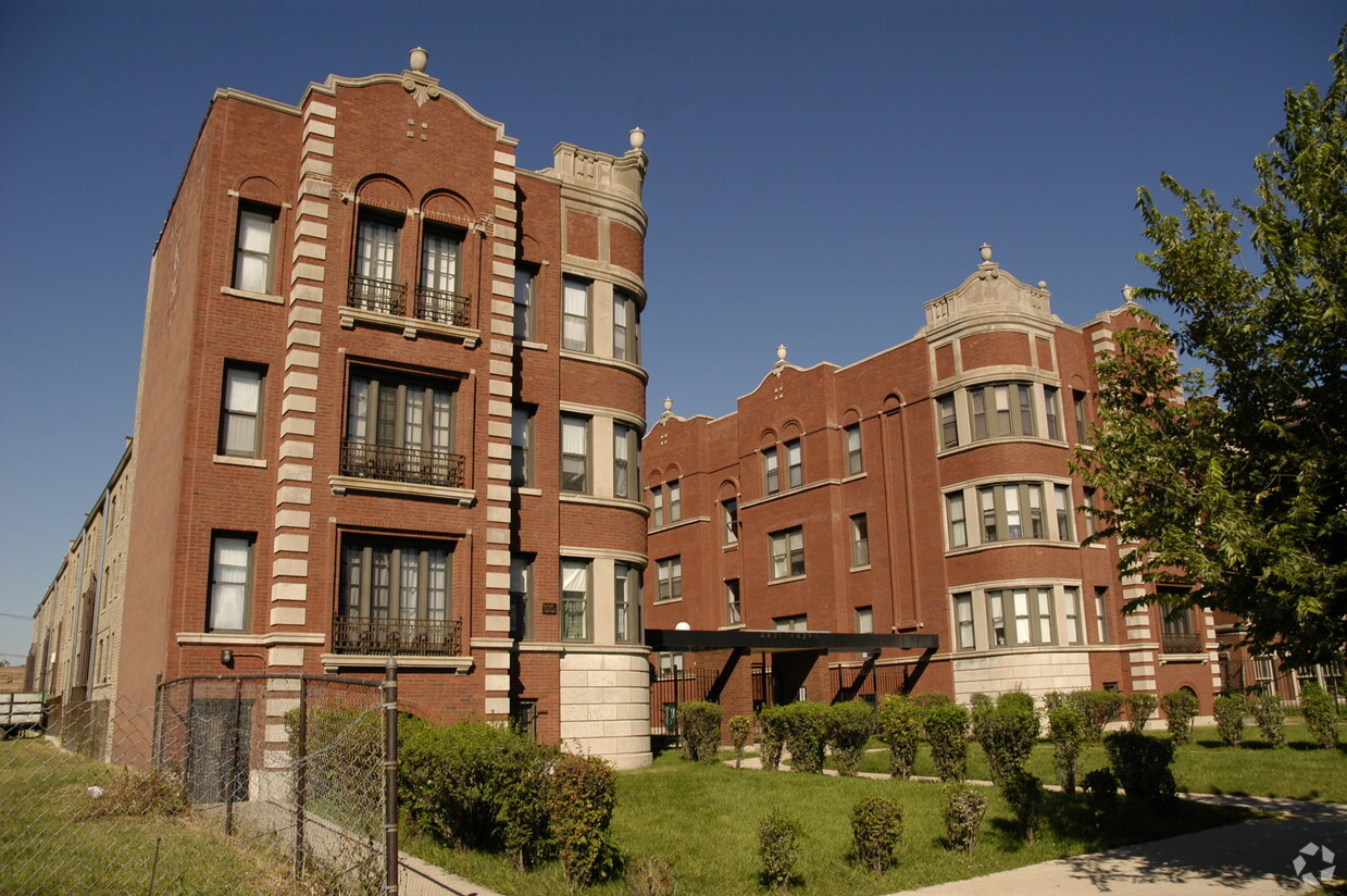 Primary Photo - 4424 S Drexel Blvd