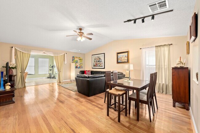 Foto del edificio - 4665 Oak Hill Dr