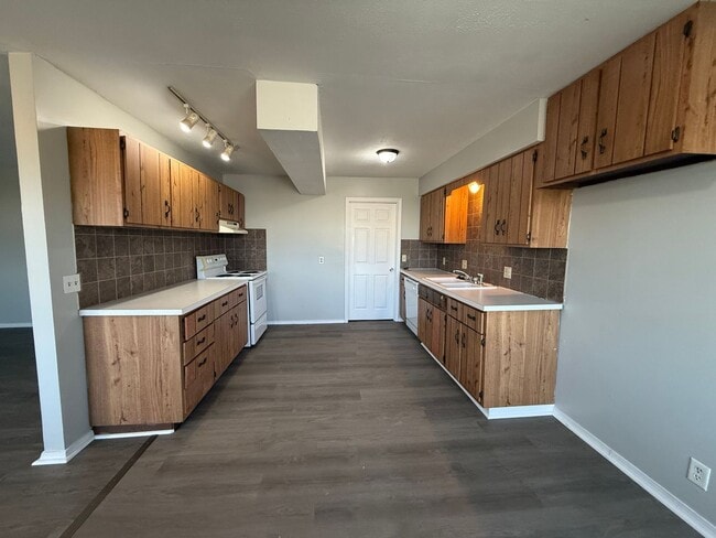 Building Photo - 2 Bed 1 Bath Duplex AVAILABLE NOW!!
