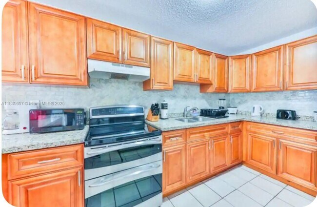 Building Photo - 2591 Riverland Dr