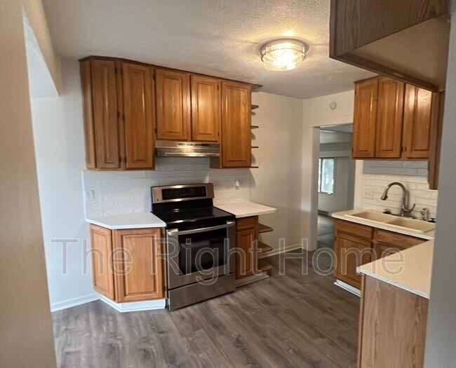 Foto del edificio - 8334 Izard St