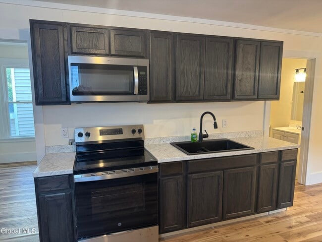 Foto del edificio - 12 1/2 E Clinton St