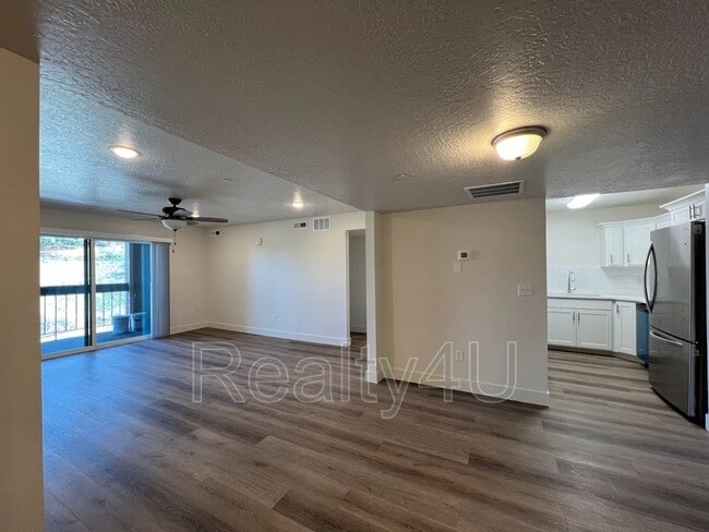 Building Photo - 2244 N Canyon Rd