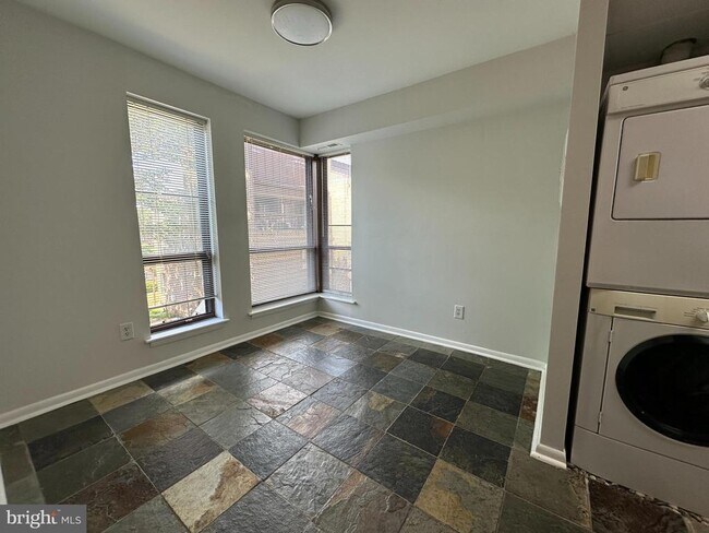 Foto del edificio - 11212 Chestnut Grove Square