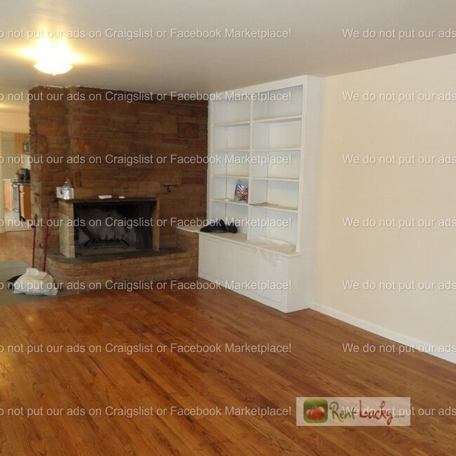 Building Photo - Cool & HUGE 5-Bedroom Home in Des Moines with Large Detached Shop/Garage!!