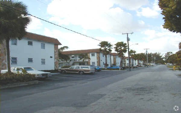 Foto del edificio - Poulos Village Apartments