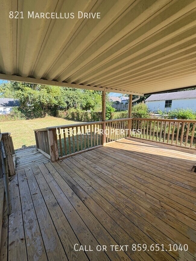 Building Photo - 821 Marcellus Dr