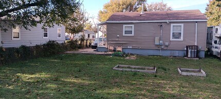 Building Photo - 548 E Woodrow St