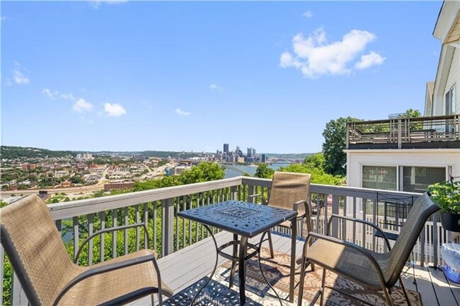 Foto del edificio - 3 bedroom 1 bath - What a View! - 3-bedroo...