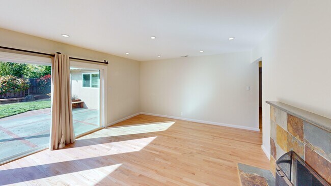 Foto del edificio - 207 Knight Dr