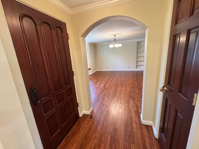 Building Photo - 255 Circle Dr