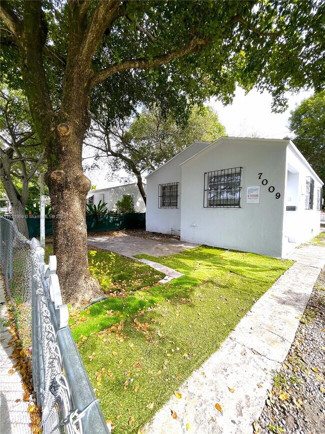 Building Photo - 7009 NW 5th Ave