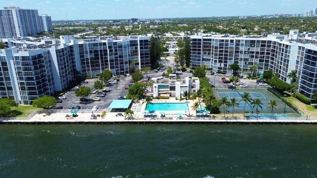 Foto del edificio - 800 Parkview Dr
