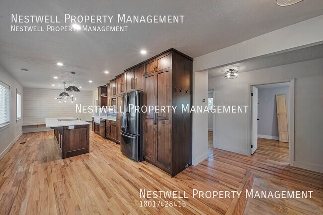 Building Photo - $250 OFF 1ST MONTH'S RENT- Charming Upstai...