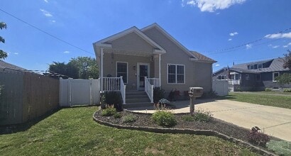Building Photo - 402 Gloucester Ave