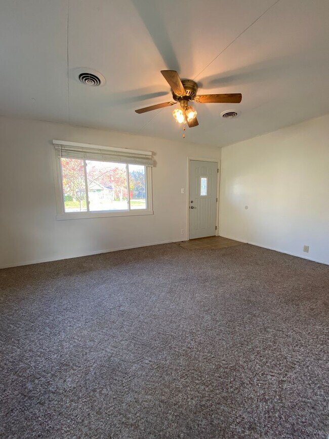 Building Photo - 3 Bedroom Single Family Home!