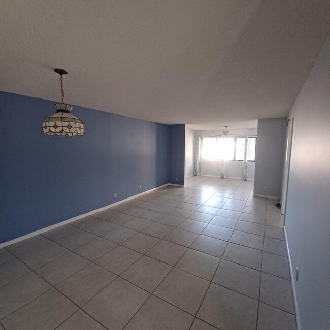 Foto del edificio - 4820 Lucerne Lakes Blvd W