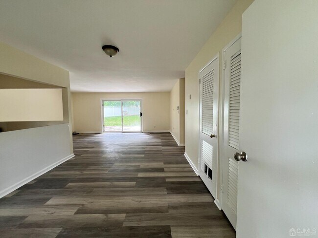 Building Photo - 6 Poe Ct
