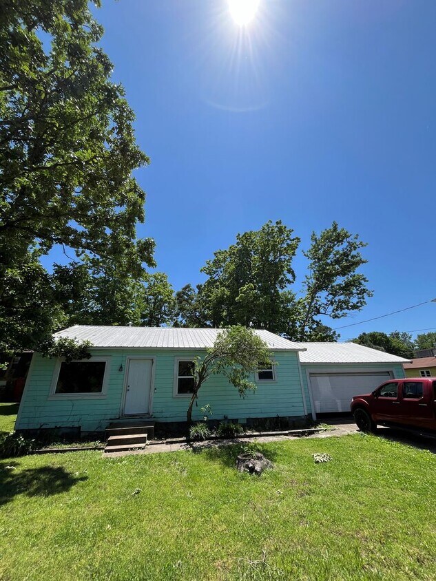 Primary Photo - 4 bedroom 2 bath home near campus