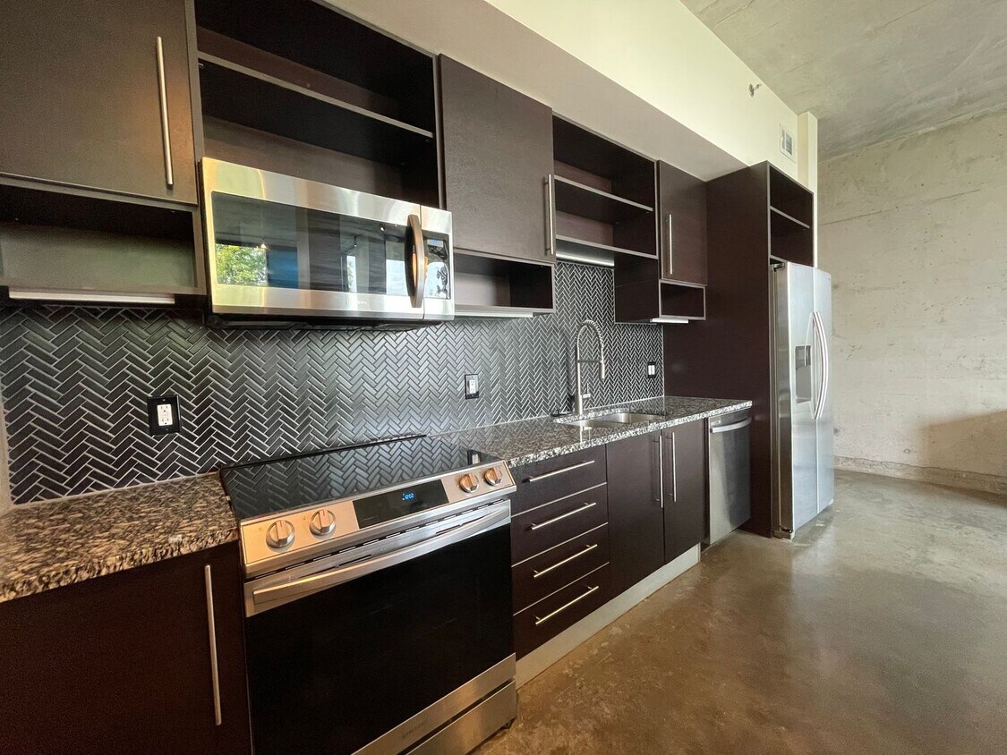 Foto principal - Awesome 1BR Loft Style Condo Overlooking M...