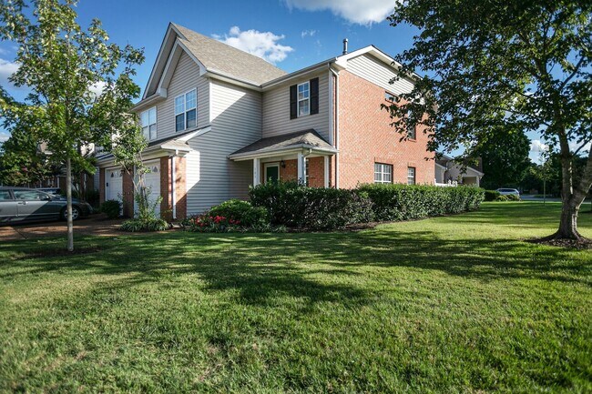 Building Photo - Rare 3 bed 2.5 bath end unit townhome minu...
