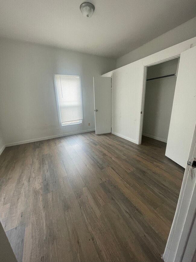 Building Photo - 321 E 7th St