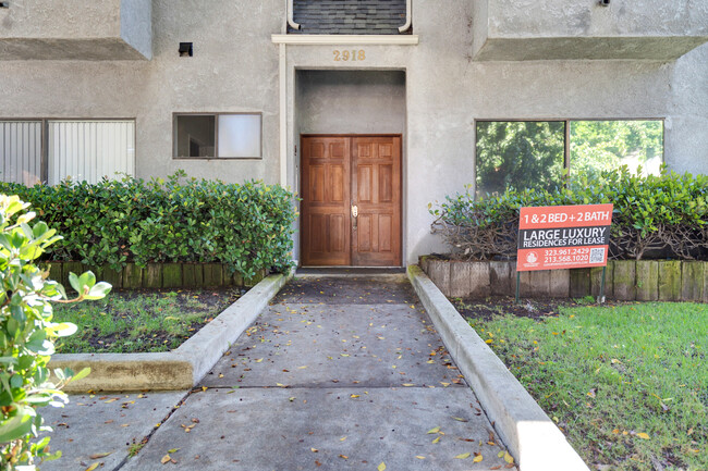 Front entrance - Arizona Apartments