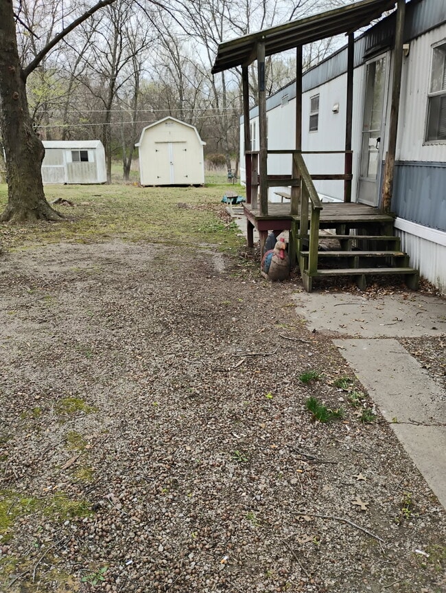 Building Photo - 713 N Linn St