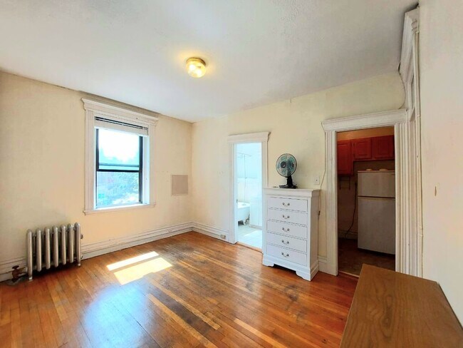 Building Photo - Charming Studio in the Historic Fenmore Building!
