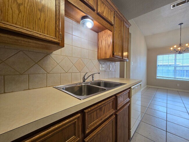 Foto del edificio - AVAILABLE NOW!