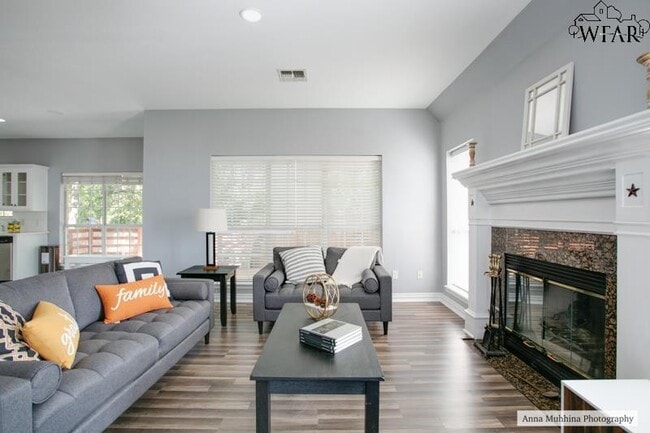 Building Photo - 2812 S Shepherds Glen