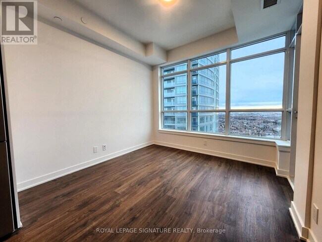 Photo du bâtiment - 50 Upper Mall Wy